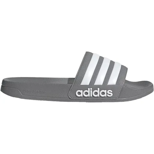 adidas Adilette Shower Slides Unisex Schiebe-Sandalen - Komfortable Duschsandalen in Grey Three - Dusch- & Badeschuhe für Herren, mit Cloudfoam Zwischensohle für ultimativen Komfort und ein vorgeformtes Fußbett.