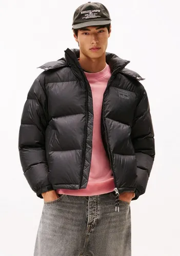 Steppjacke TOMMY JEANS "ALASKA DOWN PUFFER" für Herren, Größe XXL, Schwarz - Funktionsjacke mit abnehmbarer Kapuze, sorgt für Wärme und Stil bei jedem Wetter. Ideal für Freizeitaktivitäten und spontane Treffen.