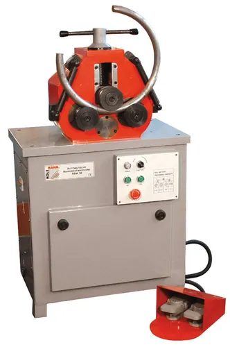Holzmann Profi Rohrbiegemaschine RBM30 400V - Metallbearbeitung mit einstellbarem Biegeradius, ideal für präzises Biegen von Profilen und Rohren. Inklusive 6 Einsätzen und robustem Design für optimale Standsicherheit.