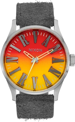 NIXON NIRVANA SENTRY LEATHER Uhr unplug fade - Elegante Armbanduhr mit 42 mm Edelstahlgehäuse und weichem Wildlederarmband. Die besondere Schriftzug-Design sorgt für einen einzigartigen Look, perfekt für stilbewusste Träger.