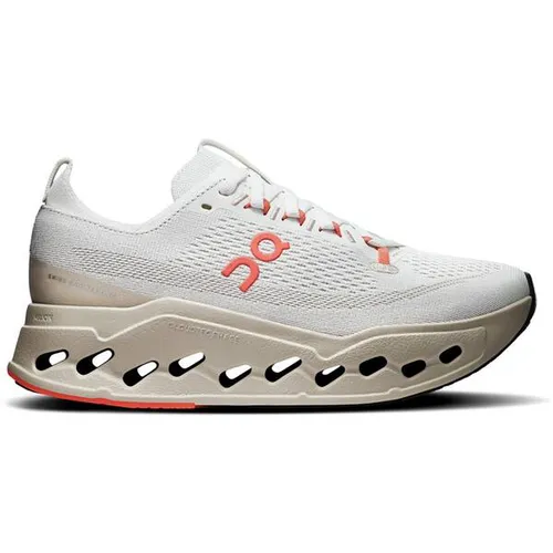 ON Damen Laufschuhe Cloudsurfer Max - Maximal gedämpfte Laufschuhe für mühelose Long Runs, ideal für Sportlerinnen, die Komfort und Leistung schätzen. Entdecke hochwertige Sportartikel bei INTERSPORT.