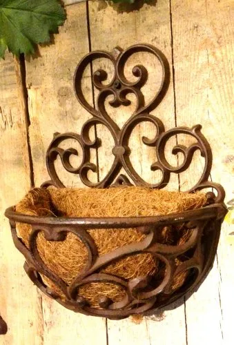 Antikas Blumenkasten im Landhausstil - Blumenkasten aus Gusseisen mit Kokoseinlage, ideal für natürliche Balkonbepflanzung und Kräuter, Höhe 38 cm, perfekt für den rustikalen Charme Ihres Balkons.