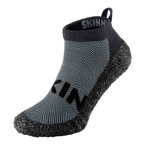 Skinners Barfusschuhsocke Essentials 2.0 Mid-Cut Concrete – Komfort und Schutz - Die innovativen Mid-Cut-Sockenschuhe bieten optimalen Komfort und Stabilität. Ihr strapazierfähiges Material sorgt für einen sicheren Halt und eine angenehme Passform, ideal für jeden Untergrund. Erleben Sie ein neues Bewegungsgefühl!