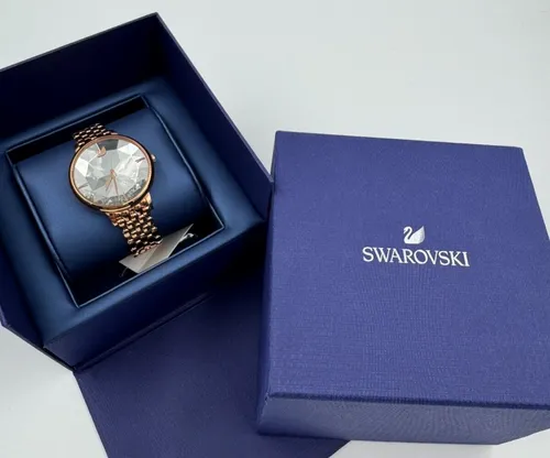 Swarovski Damen Analog Quarz Armband Uhr 5416009 - Elegante 35mm Armbanduhr aus roségoldfarbenem Edelstahl mit 50m Wasserdichtigkeit und stilvollem Perlmutt-Zifferblatt, ideal für einen luxuriösen Look.