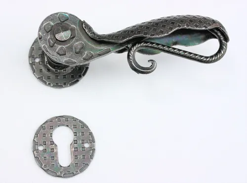 UHRIG DRÜCKERGARNITUR ROSETTEN Set Klinke Antik Eisen - Türsicherungen: Edle, geschmiedete Türklinken im rustikalen Retro Design, ideal für Innen- und Außentüren. Einfach zu montieren und stufenlos verstellbar für verschiedene Türdicken.