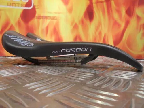 SELLE SMP Full-Carbon Fahrrad Sattel Unisex 263x129mm - Fahrradsattel aus leichtem Kohlenstoff, ideal für Rennradfahrer. Mit nur 138g bietet er optimale Performance und Komfort für alle Radtypen.