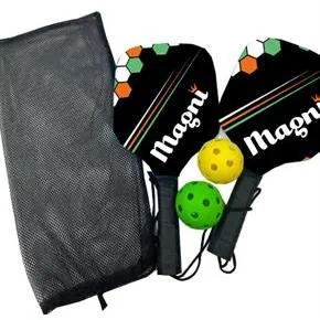 Magni Pickleball Set mit 2 Schlägern und 2 Bällen - Pickleball Set für Outdoor-Spiele, enthält 2 Schläger und 2 offizielle Bälle, praktisch verpackt in einem Mesh-Beutel mit Reißverschluss.