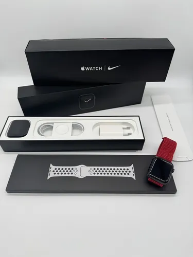 Apple Watch Series 5 Nike 44mm Silber Aluminiumgehäuse - Smartwatch mit Always-On Retina Display, Herzfrequenzmessung und Wasserschutz – perfekt für Sport und Alltag.