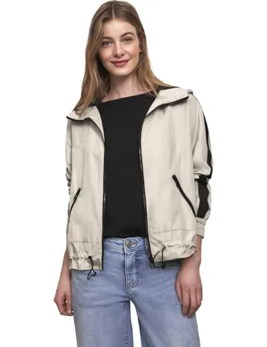 Street One Studio Windbreaker mit Tapedetails in Powder Beige - Modischer Softshell-Windbreaker mit Kapuze und Langarm. Ideal für Outdoor-Aktivitäten, bietet er Komfort und Stil. Perfekte Passform bei Größe 38: Armlänge 55 cm, Brustweite 59 cm.