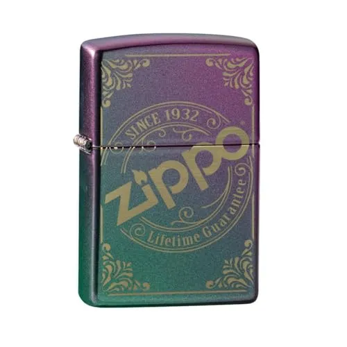 Zippo Logo 60005527 - Sturmfeuerzeug im Since 1932 Design - Sturmfeuerzeug aus robustem Messing, windfest und nachfüllbar. Ideal für Outdoor-Abenteuer oder als stilvolles Geschenk in hochwertiger Box.