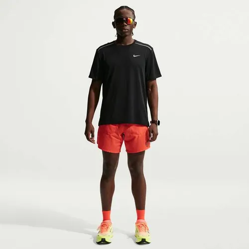 Nike Laufshirt M NK DF UV MILER SS - Sportlich, reflektierend, Schwarz XXL - Sportliches Laufshirt mit kurzen Ärmeln und reflektierenden Details. Atmungsaktiv und schnell trocknend für optimalen Tragekomfort beim Laufen.