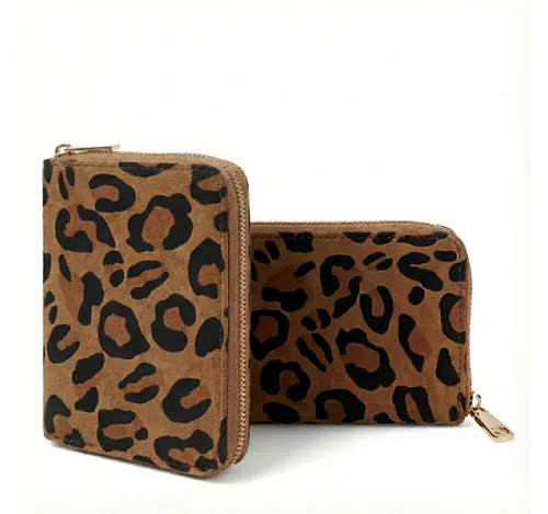 MillyMilk SAVANA SMALL Geldbörse im Leo-Design - Die SAVANA SMALL Geldbörse von MillyMilk vereint stilvolles Leo-Design mit praktischer Fächeraufteilung. Ideal für den Alltag, bietet sie Platz für Karten, Scheine und Münzen und passt perfekt in kleine Taschen.