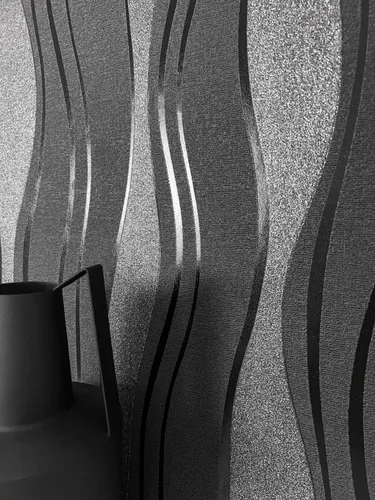 Newroom Vliestapete Schwarz - Modern Streifen 3D Optik - Tapeten in 3D Optik, ideal für Wohnzimmer und Küche. Diese Vliestapete überzeugt durch ihre wasser- und dampfbeständigen Eigenschaften und kaschiert kleinere Risse.