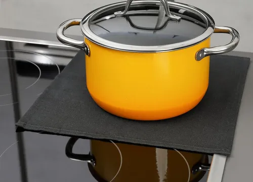 FireMat Black Edition 19x19cm - Feuerfeste Unterlage für Elektrogeräte - Die FireMat Black Edition schützt zuverlässig Ihre Arbeitsflächen vor Hitzeschäden und Verunreinigungen durch Elektrogeräte. Hitzebeständig aus Aramidfaser, ideal für Küchen und Büros, leicht zu reinigen.