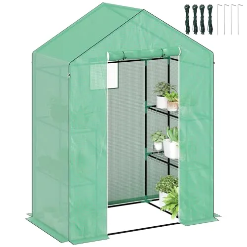 Outsunny Gewächshaus mit Rolltür und Regalen - Garten-Zubehör: Begehbares Gewächshaus mit dreistufigen Regalen für optimale Organisation und verstärkter Abdeckung für besten Pflanzenschutz.