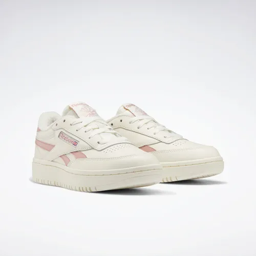 Reebok Classic CLUB C DOUBLE Plateausneaker, weiß - Sportliche Plateau-Sneaker aus Leder und Synthetik, ideal für trendbewusste Looks. Mit EVA-Dämpfung für hohen Tragekomfort und leicht profiliertem Gummi-Laufsohlenmaterial.