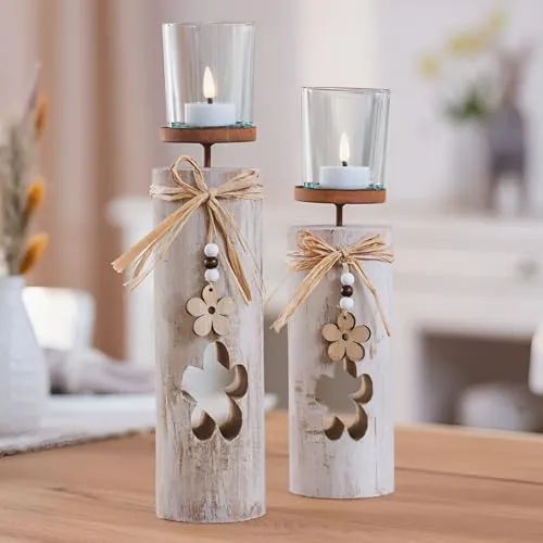 Dekoleidenschaft 2X Windlichtsäule Blüten aus Holz & Glas - Charmantes 2er Set Windlichtsäulen im Shabby-Look, ideal zur stimmungsvollen Dekoration. Die Holzsäulen mit Blütenmotiv und klaren Windlichtgläsern setzen Akzente in jedem Raum.