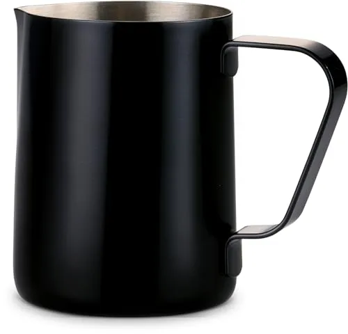 Tchibo Milchkännchen schwarz 300 ml - Elegantes Milchkännchen aus rostfreiem Edelstahl 18/10, ideal für präzises Ausgießen und kreative Latte Art. Mit praktischer Innen-Skalierung für einfache Dosierung.