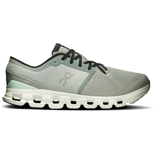 On Cloud X 4 Herren Laufschuhe - Hell Grau - 8,5 - Vielseitige Trainingsschuhe für kurze Läufe und Fitness. Mit neuem Speedboard-Design für optimale Flexibilität und verbesserte Dämpfung. Ideal für sportliche Aktivitäten.