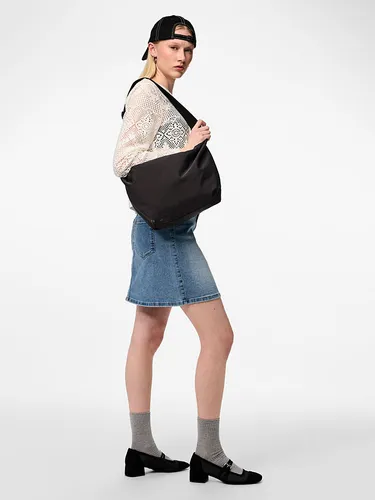 pieces Schultertasche AMANDA - Elegante Umhängetasche in Schwarz - Umhängetaschen für stilbewusste Frauen, mit praktischem Reißverschluss und schlichtem Design, perfekt für den Alltag oder besondere Anlässe.