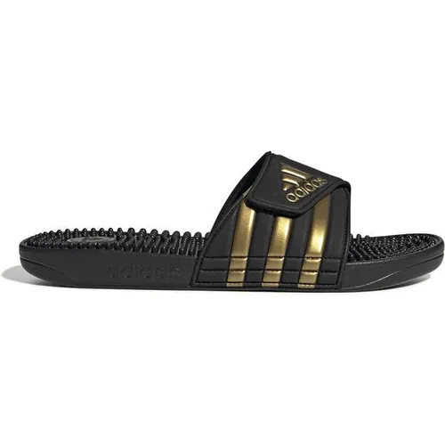 adidas Adissage Slides core black / gold met. / core black (A0QM) 14 - Sandalen & Flip Flops für Herren mit weitenregulierbarem Riemen und Fußbett mit Massagenoppen für ultimativen Komfort nach dem Workout.