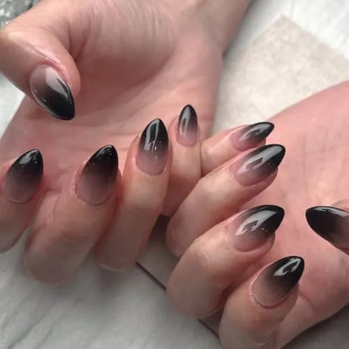 KQueenest French Press on Nails Kurz – Ombré Schwarz Nägel zum Aufkleben Kurz Mandel, French Fake Nails Gradient Nude Schwarz, Stilett Künstliche Nägel Set für Frauen, 30 Stück