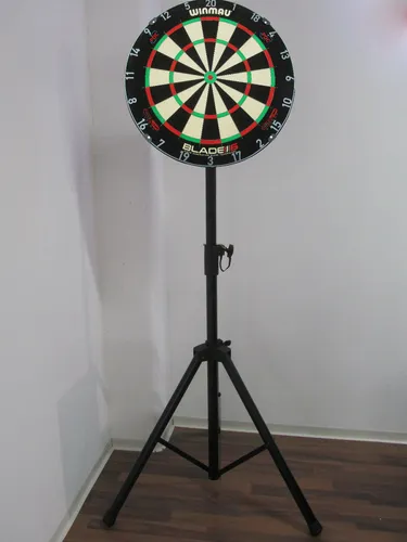 Winmau Blade 6 Triple Core PDC Dartboard mit Dartständer - Sisal Dartscheibe für Steeldart, bietet optimale Haltbarkeit und Präzision, inklusive DSX Stativ für stabilen Stand.