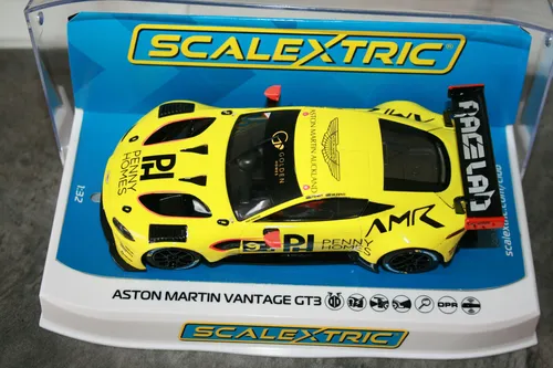 Scalextric C4446 Aston Martin Vantage GT3 "No.91 R.Murphy Penny Homes" 2022 1:32 - Slotcar im Maßstab 1:32, mit Front- und Rücklicht, perfekt für Gran Turismo Fans und kompatibel mit Carrera Evolution und SCX.