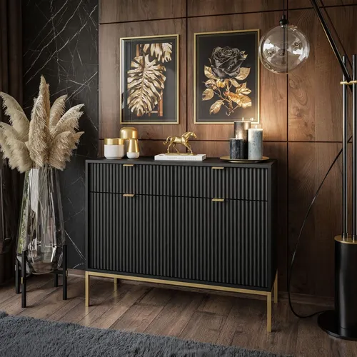 CORTADO GOLD Kommode KSZ104 schwarz - Moderne Kommode mit eleganten Rillenfronten und goldfarbenen Griffen. Der Metallsockel sorgt für Leichtigkeit. Maße: 104x83x39 cm, ideal für stilvolle Wohnräume.