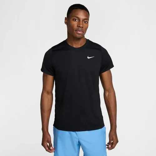 NIKE Herren Shirt M NKCT DRY VICTORY TOP - Atmungsaktives NikeCourt Victory Shirt für Herren, ideal für Training und Spiele. Elastisches Material sorgt für optimale Bewegungsfreiheit und Unterstützung während des Spiels.