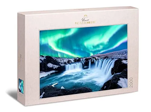 Ulmer Puzzleschmiede - Puzzle „Die Elemente des Nordens“ - Beeindruckendes 2000 Teile Natur-Puzzle – Am Godafoss-Wasserfall in Island treffen Polarlichter auf rauhe Felsen und eisiges Wasser