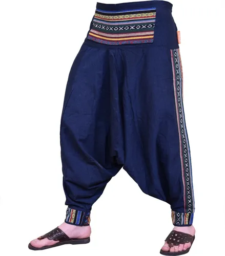 Luftige Ethno Haremshose "Rishikesh" im Boho-Stil - Stoffhosen mit bunten Web-Einsätzen, lässigem Schnitt und rückseitigem Gummibund für optimalen Tragekomfort. Ideal für Yoga oder entspannte Urlaube, passt sich wunderbar an die Figur an und ist in Einheitsgröße 36-44 erhältlich.