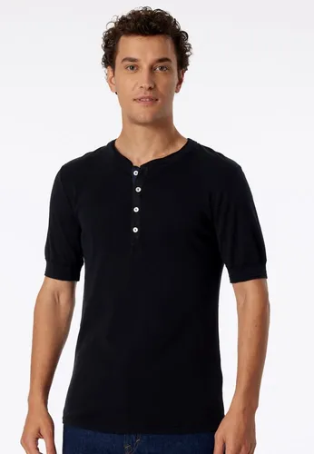 Schiesser Freizeit T-Shirt Revival Karl-Heinz Kurzarm schwarz Herren - Klassisches Kurzarmshirt aus 100% Bio-Baumwolle, besticht durch feine Handwerkskunst, blaue Streifen und Perlmuttknöpfe – ideal für stilbewusste Herren.