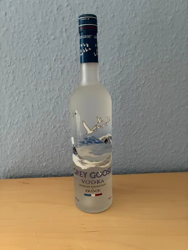 Grey Goose Vodka 40% Vol. 0,7l - Premium Wodka aus Frankreich - Wodka, der aus französischem Weizen und Quellwasser hergestellt wird, bietet einen unvergleichlich glatten Geschmack für besondere Anlässe.