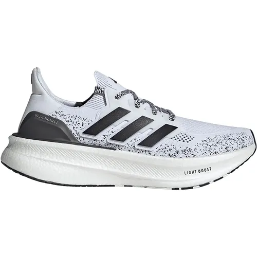 adidas ULTRABOOST 5 Herren Laufschuhe in ftwwht-cblack-silvmt, Größe 44 - Neutrale Laufschuhe, die Energie und Komfort vereinen; perfekt für Straßen- und Parkläufe sowie für unebene Wege geeignet; atmungsaktives Textil-Obermaterial sorgt für ein angenehmes Tragegefühl.