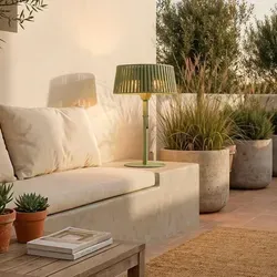 KOMPAKTE TERRASSENHEIZUNG - Effiziente Infrarotheizung für Außenbereiche - Genießen Sie sofortige Wärme mit dieser kompakten Infrarotheizung. Ideal für Terrassen und Gärten, sorgt sie schnell für eine wohlige Atmosphäre. Robuste Materialien und ein leichtes Design garantieren Sicherheit und einfache Handhabung.