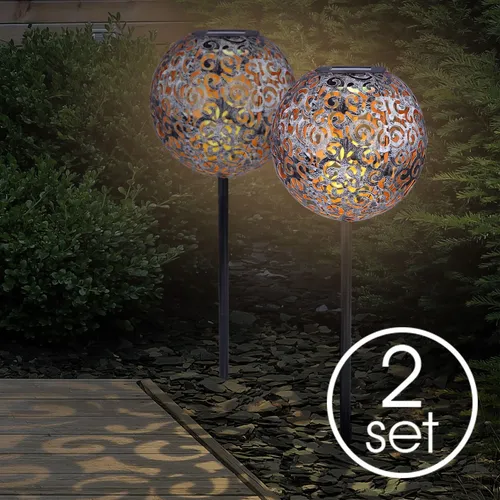 Solarleuchten Garten 2er Set Kugel aus Metall - 2er Set antike Solarleuchten aus silberfarbenem Metall mit Dekorstanzung, ideal zur Gartenverschönerung. Genießen Sie warmweißes Licht bis zu 8 Stunden mit umweltfreundlicher Solarenergie.