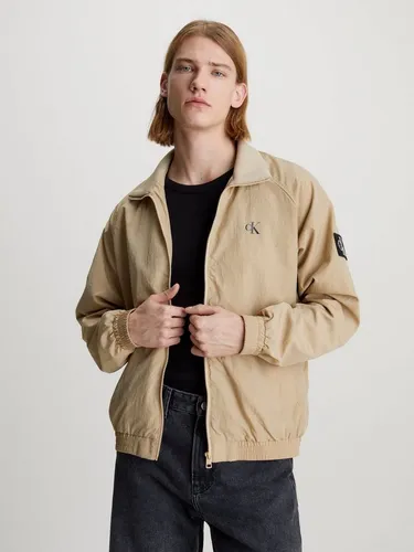 Calvin Klein Jeans Outdoorjacke UNPADDED HARRINGTON mit Logo-Badge - Funktionsjacke in Travertine, ideal für lässige Outfits und ausgestattet mit praktischen Eingrifftaschen und einem stilvollen Calvin Klein Logo-Badge.