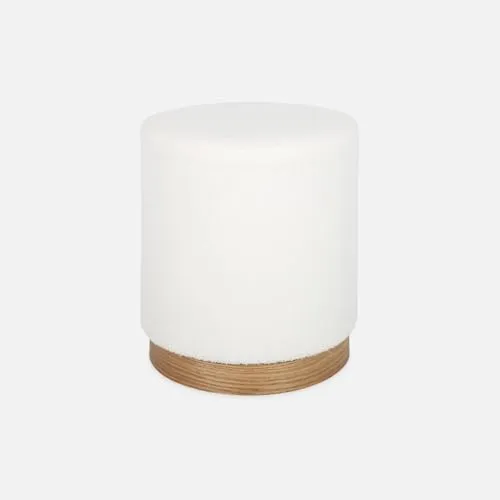 sweeek - Skandinavischer runder Hocker Klaus mit weißem Bouclé-Bezug - Kompakter Polsterhocker im skandinavischen Stil, ideal für Schlafzimmer oder Wohnzimmer. Der Bouclé-Bezug sorgt für eine gemütliche Atmosphäre und ein stilvolles Ambiente.