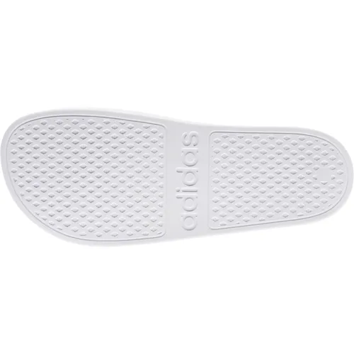 adidas Adilette Aqua Sandale für Herren und Damen, 46 EU - Bequeme Slip-On-Sandale aus leichtem, schnelltrocknendem Material mit weichem Cloudfoam Fußbett für optimalen Tragekomfort im Alltag.