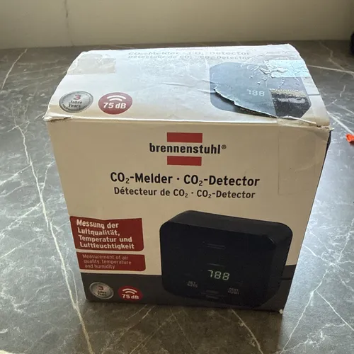 Brennenstuhl CO2 Messgerät C2M L 4050 - CO2 Melder zur Überwachung der Luftqualität mit CO2-Ampelanzeige und Alarmsignal, ideal für Büros und öffentliche Einrichtungen, batteriebetrieben bis zu 12h für flexible Nutzung.