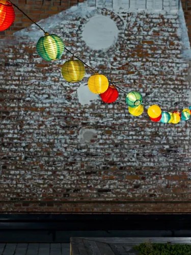 Konstsmide 4160-502 LED Dekolichterkette 20 Kugeln Lampions Warmweiß IP44 14,5m - Weihnachtsbeleuchtung mit 20 warmweißen Lampions, ideal für stimmungsvolle Dekoration im Innen- und Außenbereich dank IP44 Schutz.