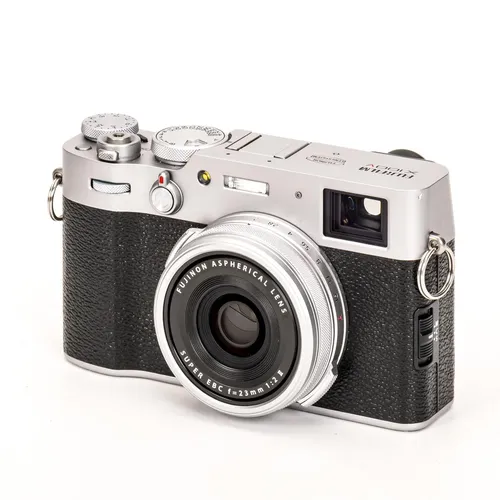 Fujifilm X100V Silber - Gebrauchte Kamera - Spiegelreflex- & Systemkameras mit 24MP Sensor, kompakt und ideal für kreative Fotografie. Entdecken Sie die Vielseitigkeit der X100V!