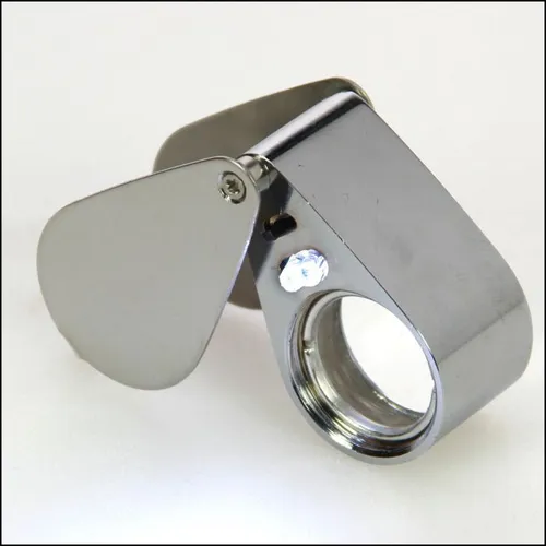 SAFE4639 Präzisionslupe Juwelierlupe 30x mit LED - Sonstige, mit 2 integrierten LEDs für optimale Beleuchtung und Detailansicht beim Betrachten von Schmuck und Edelsteinen.
