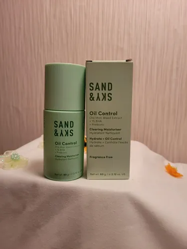 Sand & Sky Oil Control Clearing Moisturiser 60 g - Gesichtsmasken für problematische Haut: Die mattierende Feuchtigkeitspflege mit Salicylsäure und AHAs mindert Glanz und bekämpft Hautunreinheiten für eine klare, beruhigte Haut.