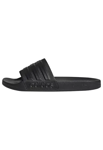 adidas Adilette Shower Slides Unisex Schiebe-Sandalen, Core Black, 50 EU - Dusch- & Badeschuhe für Herren mit bequemen Cloudfoam Fußbett für ultimativen Komfort und perfekten Halt im Bad oder am Pool.