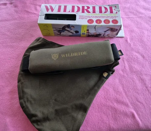 Wildride Ripp Kindertrage - Olive Grün, 0-20 kg - Babytrage für Kinder von 9 Monaten bis 4 Jahren, ergonomisch designed für optimalen Tragekomfort und Unterstützung.