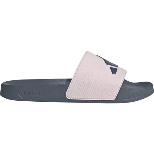 ADIDAS Herren Badeslipper ADILETTE SHOWER SLIDES – Komfortabel und stilvoll - Die ADILETTE SHOWER SLIDES bieten ein weiches Cloudfoam-Fußbett für optimalen Komfort. Ideal für entspannte Pooltage oder nach dem Workout – leicht und strapazierfähig für jeden Schritt.