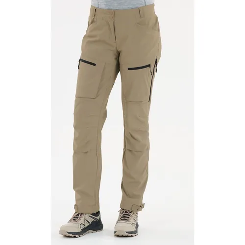 WHISTLER Softshellhose Kodiak mit praktischen Taschen - Entdecke die vielseitige WHISTLER Softshellhose Kodiak für Damen! Robuste, atmungsaktive Materialien und praktische Taschen machen sie zum idealen Begleiter für Outdoorabenteuer. Perfekt angepasst durch Gürtelschlaufen und verstellbare Beinenden.