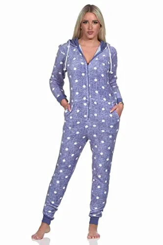 Normann Kuschelig Warmer Damen Jumpsuit Schlafanzug Overall aus Coralfleece in Blau - Kuscheliger Damen Jumpsuit aus weichem Coral Fleece, ideal für kalte Nächte. Mit Kapuze und praktischen Taschen für zusätzlichen Komfort. Ein zeitloses Design in eleganter Tupfen Optik, perfekt für entspannte Stunden zu Hause.